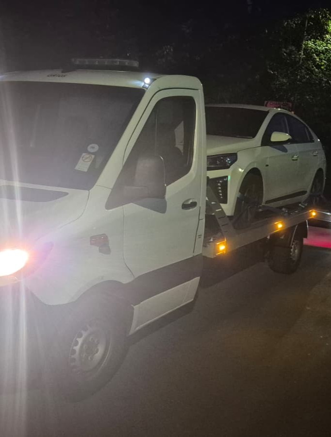 Fast FR8 Mercedes Sprinter flatbed at night